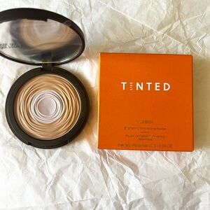 Tinted Brightening core powder in Light